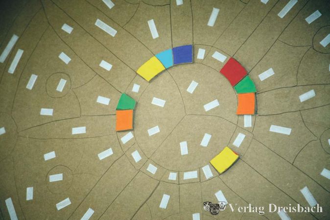 Das Siegel des Dorfes ist zerfallen wie die gesamte Siedlung. Aufgabe der Kinder ist es, über das Lösen von Aufgaben zusätzliche Plättchen zu finden, bis das Siegel wieder im alten Glanz erstrahlt.