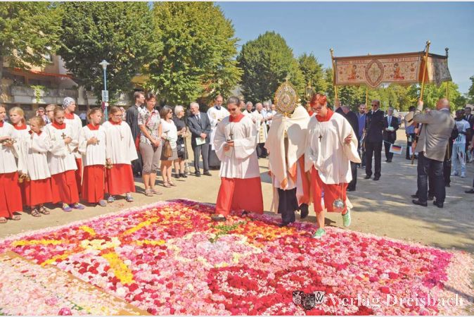 &bdquo;Der Zukunft ein Gesicht geben&ldquo; &ndash; so hatten die Messdiener den Jugendaltar am Mainufer &uuml;berschrieben. Der von ihnen gelegte pr&auml;chtige Blumenteppich zeigte Symbole der Kraft, die sich zu einem harmonischen Ganzen f&uuml;gten. Die unter der hei&szlig;en Sommersonne besonders intensiv duftenden Rosenbl&auml;tter verst&auml;rkten die Wirkung des gew&auml;hlten Bildes.
(Fotos: R. D&ouml;rh&ouml;fer)