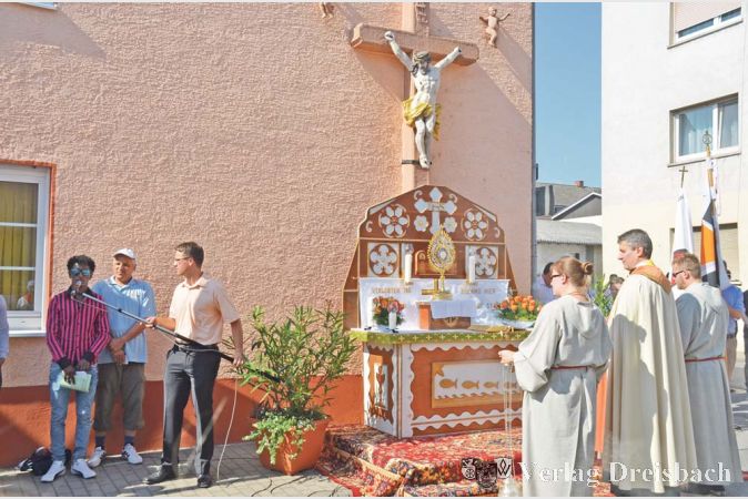 Auch Fl&uuml;chtlinge nahmen am Gottesdienst und an der Prozession teil. Am Pestkreuz gestalteten sie den Altar thematisch mit.

&nbsp;