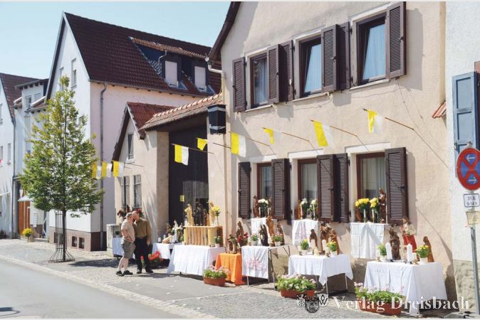 Stolze 60 Heiligenfiguren hatte das Ehepaar Stephanie und Stefan Staab in der Obermainstra&szlig;e vor ihrem Hof aufgestellt. &bdquo;Wir sammeln Heiligenfiguren und m&ouml;chten als n&auml;chste Generation des Hofes die Tradition des Schm&uuml;ckens am Prozessionsweg fortf&uuml;hren&ldquo;, erkl&auml;rte Stephanie Staab.