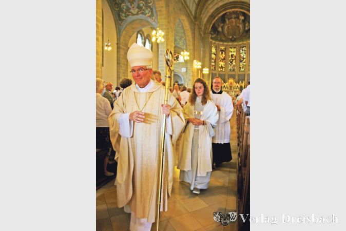 Weihbischof Dr. Thomas L&ouml;hr beim Verlassen der Kirche nach dem Festgottesdienst.