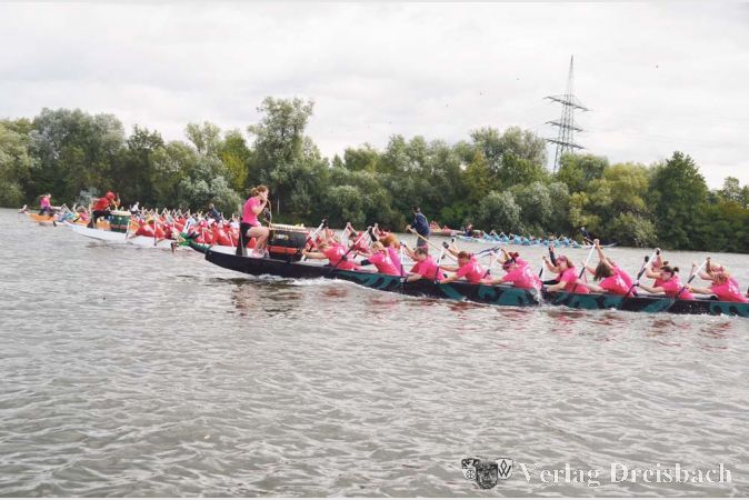 Kampf um jeden Zentimeter: Insgesamt 700 Paddler &ndash; Einheimische und Ausw&auml;rtige nahezu aller Altersklassen &ndash; legten sich auf dem Main ins Zeug.
