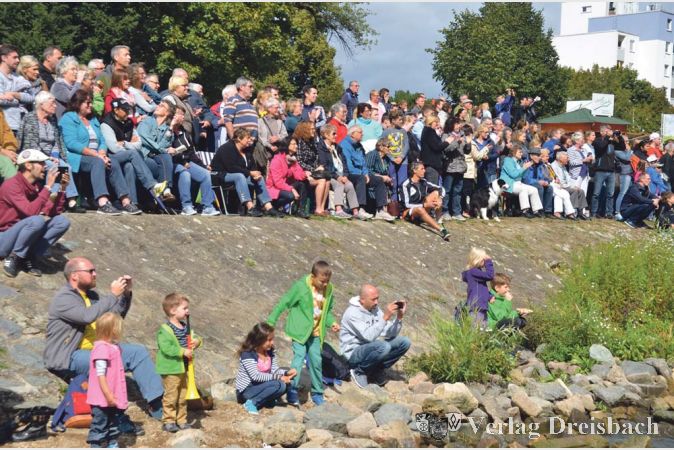 Jahr f&uuml;r Jahr ein Spektakel der Superlative: 30 Teams gingen bei der achten Auflage des Drachenbootrennens an den Start. Am Ufer feuerten die Besucher die Paddler m&auml;chtig an.
(Fotos: R. D&ouml;rh&ouml;fer)