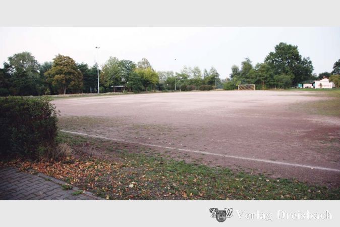 Ein Hartplatz ist nicht mehr der Standard auf deutschen Sportanlagen. Aber im Gegensatz zum empfindlichen Naturrasen ist er zumindest bei guter Pflege fast ganzjährig nutzbar, an der es dem bestehenden Rasenplatz der SV 07, zumindest nach Meinung vieler Fußballer, allerdings in den vergangenen Jahren fehlte.