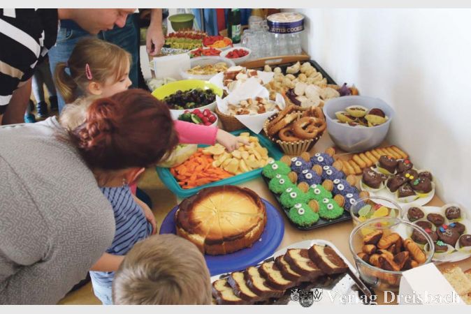 Zu dem tollen, umfangreichen &bdquo;Er&ouml;ffnungs-Buffet&ldquo; hatten ganz viele Eltern leckere, gesunde und auch h&uuml;bsch anzusehende Dinge beigetragen. Erwachsene und Kinder bedienten sich hier gerne und kamen miteinander ins Gespr&auml;ch.