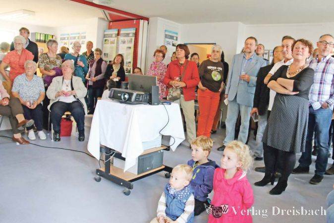 Alle G&auml;ste hatten viel Spa&szlig; an der Vorf&uuml;hrung des K4-Films zum 10-j&auml;hrigen Jubil&auml;um des Hattersheimer Stadtteilb&uuml;ros.