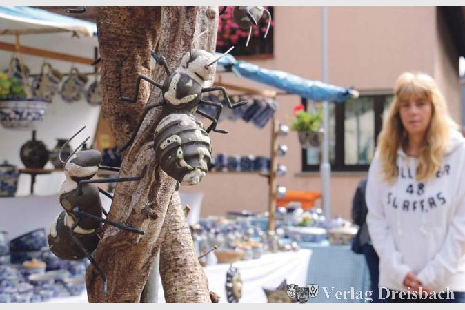 Von der originellen „Riesenameise“ als Gartendeko bis zum traditionellen blauen Steinzeug – der Flörsheimer Töpfermarkt hatte auch in diesem Jahr für jeden Geschmack etwas zu bieten.