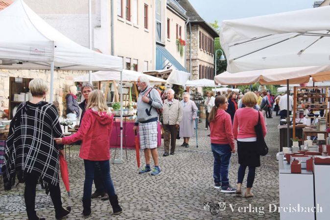 Am Samstag hatten die Besucher des T&ouml;pfermarktes noch gen&uuml;gend Platz zum Flanieren entlang der gut gef&uuml;llten Verkaufsst&auml;nde &ndash; am Sonntag war das Gedr&auml;nge am Mittag gro&szlig;.