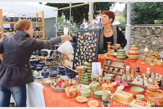 Viele bunte, praktische, originelle und handgefertigte Gebrauchsgegenstände und Dekorationen wechselten beim Flörsheimer Töpfermarkt zu neuen Besitzern.
(Fotos: A. Kreusch)