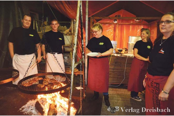 K&ouml;stlichkeiten vom Schwenkgrill: F&uuml;r das leibliche Wohl war &ndash; wie immer, wenn die Hattersheimer Feuerwehr feiert &ndash; bestens gesorgt.