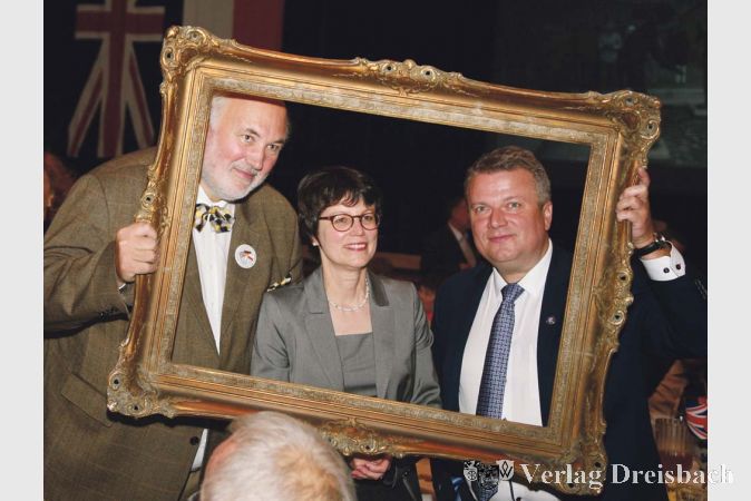 Im Rahmen der Feierlichkeiten im B&uuml;rgerhaus entstanden Erinnerungsfotos mit Bilderrahmen: Prof. Wolfgang Schneider, der die Partnerschaft mit Dzierzoni&oacute;w vor 28 Jahren im Auftrag des Parlaments angeleiert hatte, B&uuml;rgermeisterin Ulrike Steinbach und ihr Amtskollege in Dzierzoni&oacute;w, Dariusz Kucharski, bilden ein Gem&auml;lde.
(gus/Fotos: Steinacker)