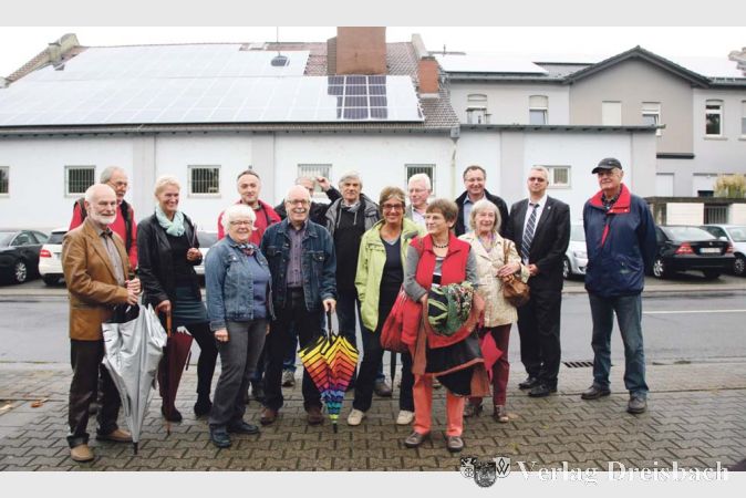 Erwartungsvolle Anleger vor &bdquo;ihren&ldquo; Dachfl&auml;chen: Im Gegensatz zum Sparbuch und anderen konventionellen Anlageformen, k&ouml;nnen Investoren in Photovoltaikprojekten mit guten Dividenden rechnen. Die Anteile waren im Nu gezeichnet.
(gus/Fotos: Steinacker)