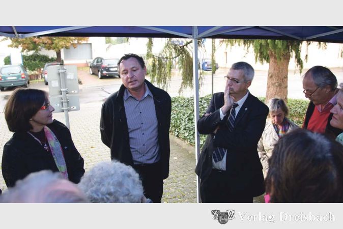 Initiator des Projekts ist der Marburger Verein &bdquo;Sonneninitiative&ldquo; um Gesch&auml;ftsf&uuml;hrer Volker Kl&ouml;s (l.), der zusammen mit B&uuml;rgermeister Dirk Westedt das &bdquo;B&uuml;rgersonnenkraftwerk&ldquo; auf dem Dach des st&auml;dtischen Bauhofs erl&auml;uterte.
