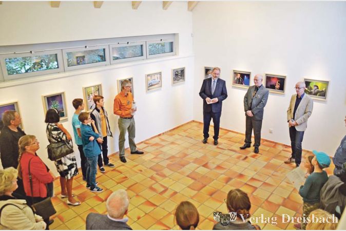 Fotoclub-Vorsitzender Peter Dommermuth, flankiert von Fl&ouml;rsheims B&uuml;rgermeister Michael Antenbrink und Erstem Stadtrat Sven He&szlig;, er&ouml;ffnete die bis zum 25. Oktober laufende Ausstellung.