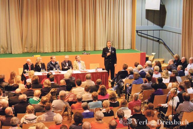 Bei der B&uuml;rgerversammlung blieb kein Stuhl unbesetzt. MTK-Polizeichef Peter Liebeck (rechts) beantwortete Fragen rund um das Thema Sicherheit. Neben ihm waren auf dem Podium (von links) Dr. Tobias Br&auml;unlein (Innenministerium), B&uuml;rgermeisterin Antje K&ouml;ster, Andreas Koppe (Leiter Katastrophenschutz), Landrat Michael Cyriax und Dr. Johannes Latsch (MTK-Pressesprecher) vertreten.
(Foto: A. No&eacute;)