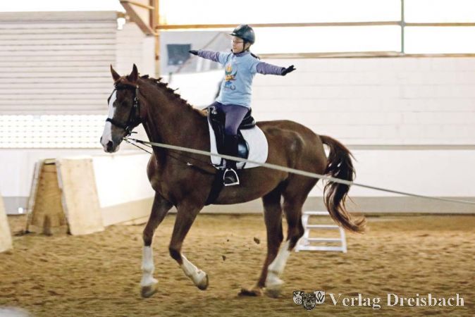 Beim Longenreiterwettbewerb ging es um den korrekten und losgelassenen Sitz in allen drei Grundgangarten des Pferdes. Lina auf &bdquo;Randy&ldquo; sitzt auch im Galopp freih&auml;ndig.&nbsp;&nbsp; &nbsp;&nbsp;&nbsp; &nbsp;