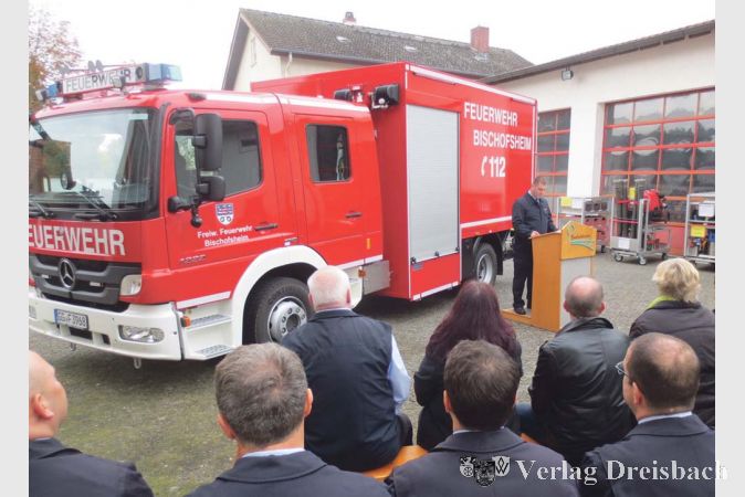 Gemeindebrandinspektor Peter Eckert erl&auml;uterte bei einer kleinen Feierstunde am Sonntag, 25. Oktober, im Hof des Ger&auml;tehauses den Aktiven sowie Abordnungen der Nachbarwehren die Vorz&uuml;ge des neuen Fahrzeuges.
(Fotos: hb)&nbsp;