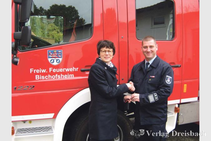 B&uuml;rgermeisterin Ulrike Steinbach &uuml;bergab sinnvollerweise den Schl&uuml;ssel f&uuml;r das Fahrzeug an den Gemeindebrandinspektor.