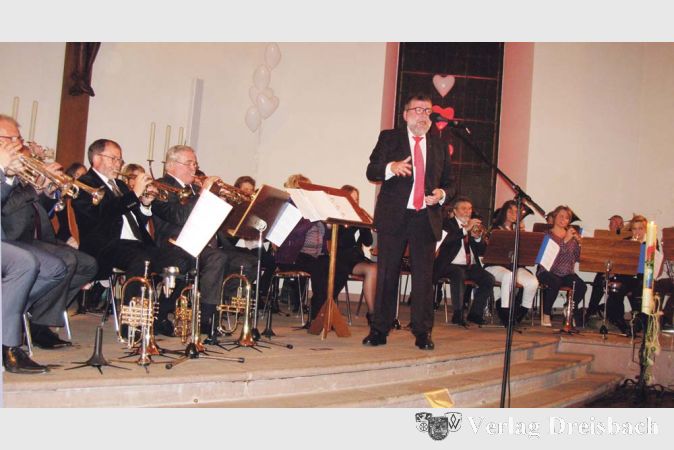 Hans-Benno Hauf pr&auml;sentierte in der evangelischen Kirche 40 Bl&auml;ser, die sich in einer rot dekorierten Kirchenraum dem gro&szlig;en Thema &bdquo;Liebe&ldquo; widmeten.
(Foto: Engert)