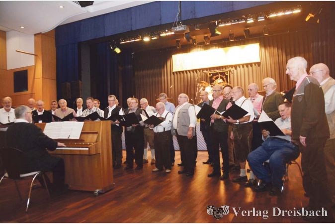 Zu Beginn des unterhaltsamen Abends pr&auml;sentierte der Volibu-Chor einige heitere Lieder aus seinem Repertoire.
(Fotos: R. D&ouml;rh&ouml;fer)