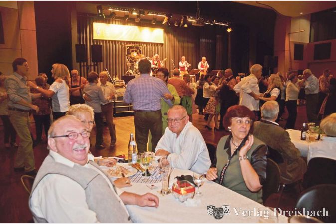 Die &bdquo;Original Steigerw&auml;lder&ldquo; sorgten nicht nur an den Tischen f&uuml;r Stimmung, es wurde auch flott und ausgiebig getanzt.
