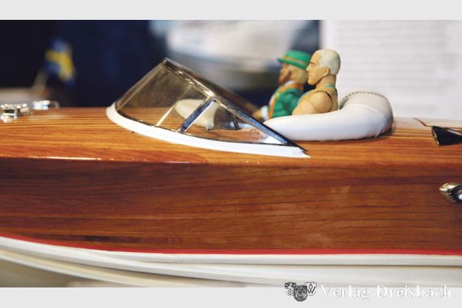 Wer ganz nahe rangeht, taucht ab in eine Phantasiewelt: Zwei Ausfl&uuml;gler auf Freizeittour in einem Holzsportboot.