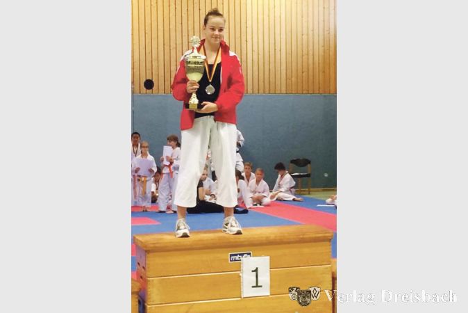 Anna-Katharina Koch wurde als erfolgreichste Athletin mit einem Sonderpokal ausgezeichnet.
(Foto: privat)