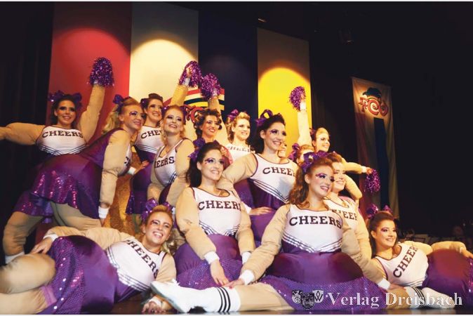 Nicht die K&uuml;rze des Rockes ist f&uuml;r Erfolg auf der FCV-B&uuml;hne verantwortlich: &bdquo;Cassiopeia&ldquo; begeisterte mit einer am&uuml;santen Cheerleader-Persiflage.
(Fotos: R. D&ouml;rh&ouml;fer)