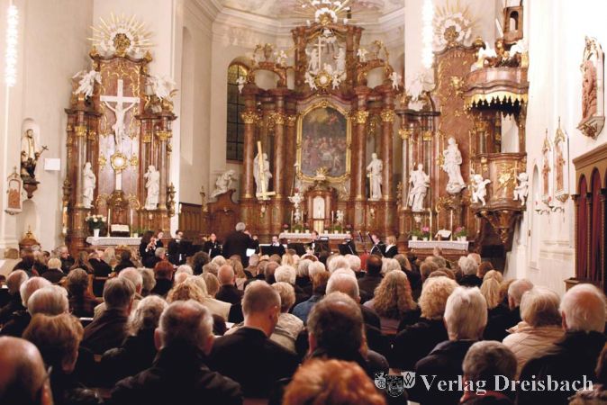 Die Werke franz&ouml;sischer Kammermusiker interpretierte das Mainz-Wiesbadener Bl&auml;serensemble in der Kirche St. Peter und Paul beim Benefiz-Konzert des Lions-Clubs Hochheim-Fl&ouml;rsheim. Unter den Zuh&ouml;rern waren auch Mitglieder des Lions-Partnerklubs aus Charenton.
(Foto: LC)