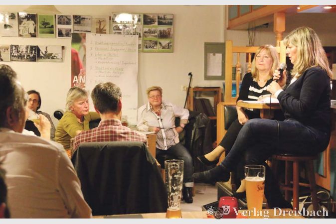 Vom Barhocker an der Theke der Gastst&auml;tte Radfahrerhalle aus stellte sich B&uuml;rgermeisterin Antje K&ouml;ster den Fragen der B&uuml;rger des Ortsteils Okriftel.
(Foto: A. Kreusch)