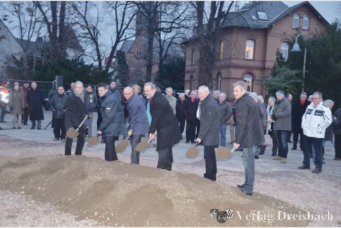 Bei eisigen Temperaturen setzten (von links) Stadtplaner Prof. Horst Thomas, Ortsvorsteher Harald Kaufmann, Erster Stadtrat Sven Heß, Bürgermeister Michael Antenbrink, Architekt Reinhold Over und Terra-Geschäftsführer Ulrich Schreiber symbolisch den ersten Spatenstich.