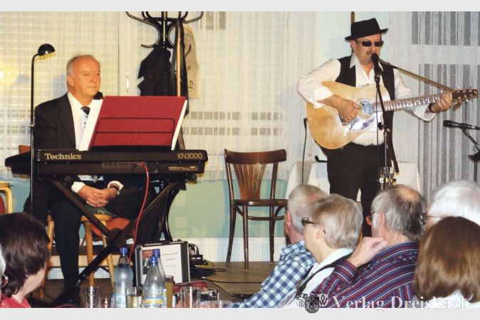 Die bissigen, aber auch liebreizenden Lieder Wiener Liedermacher pr&auml;sentierte das Duo Ludwig Riederer (r.) und Alex Zimmer im RVB-Heim.
(Fotos: G&ouml;ssl)