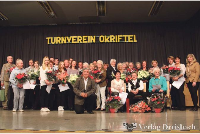 Ganz viele der zu ehrenden langj&auml;hrigen Mitglieder des TVO waren gerne zum Familienabend ihres Vereines gekommen, um ihre Ehrungen pers&ouml;nlich aus der Hand des ersten Vorsitzenden Reinhard Odey (vorne kniend) entgegenzunehmen.
(Fotos: A. Kreusch)