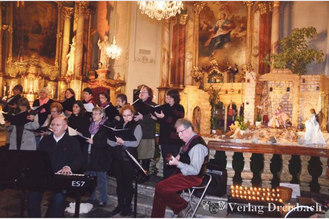 An der viel beachteten Weihnachtskrippe in St. Gallus erfreute die Fl&ouml;rsheimer Kantorei mit besinnlichen Liedern zum ersten Advent.