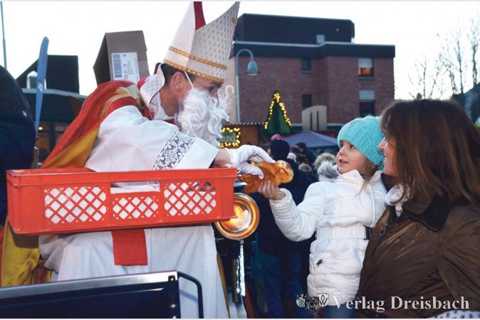 300 Weckm&auml;nner hatte der Heilige Nikolaus alias Pfarrer Sascha Jung f&uuml;r die kleinen Weihnachtsmarktbesucher dabei.