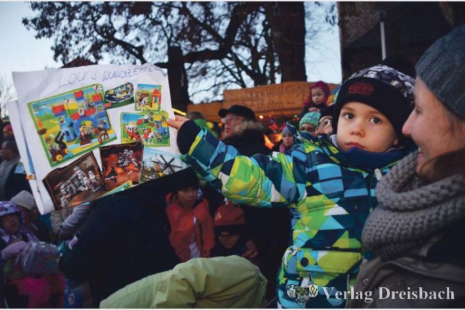 &quot;F&uuml;rs Christkind&quot; &ndash; auch Wunschzettel nahm der Heilige Nikolaus entgegen und versprach, sie noch am selben Abend dem Christkind zu geben.