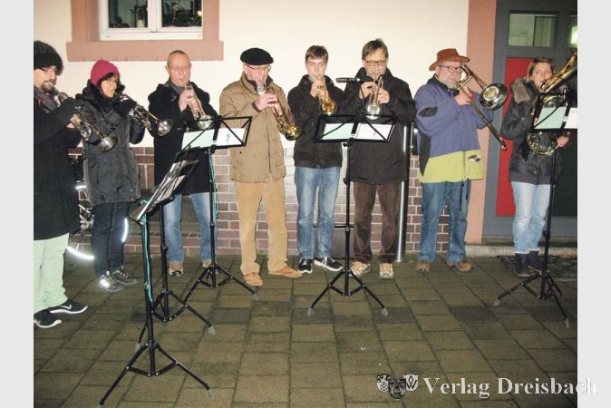 Der Hof der evangelischen Gemeinde war auch dieses Jahr Ort der M&uuml;tter aller Bischofsheimer Adventsm&auml;rkte. Neben den Buden spielte der Evangelische Posaunenchor mehrfach auf.
