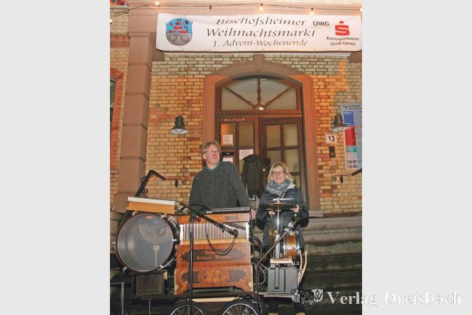 Der Leierkastenmann Herbert Jack spielte mit famili&auml;rer Unterst&uuml;tzung Weihnachts- und andere Lieder zur Unterhaltung der G&auml;ste.
