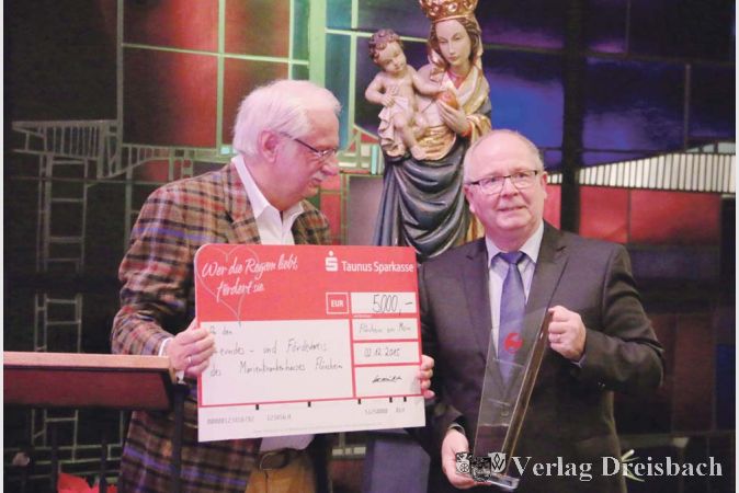 Sichtlich gerne überreichte Kurt-Jochem Graulich (links) dem Freundes- und Förderkreis des Marienkrankenhauses den diesjährigen Preis der Kurt Graulich Stiftung, der Vorsitzende des Freundeskreises Hans-Jürgen Wagner nahm das Geld gerne für seinen Verein entgegen.
(Foto: A. Kreusch)