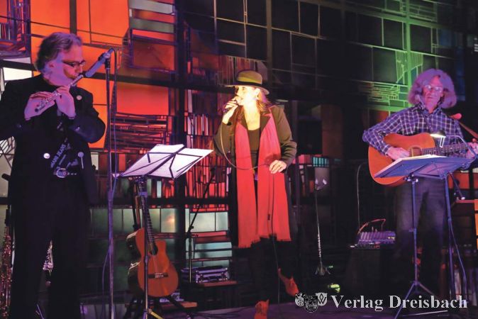 Das "Duo Balance", bestehend aus Christine Maringer-Tries und ihrem Ehemann Johannes Peter Tries, begeisterte zusammen mit Dirko Juchem (links) das Publikum in der Kapelle des Marienkrankenhauses in Flörsheim.