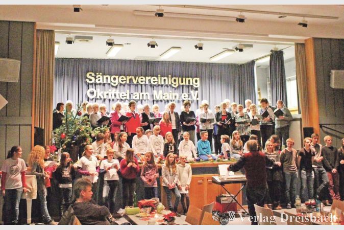 Ein sch&ouml;nes Bild bot sich beim Adventsnachmittag der Okrifteler S&auml;nger, als sich alle Ch&ouml;re des Vereins zum Abschluss an der B&uuml;hne im Haus der Vereine versammelten, um gemeinsam zu singen.

&nbsp;