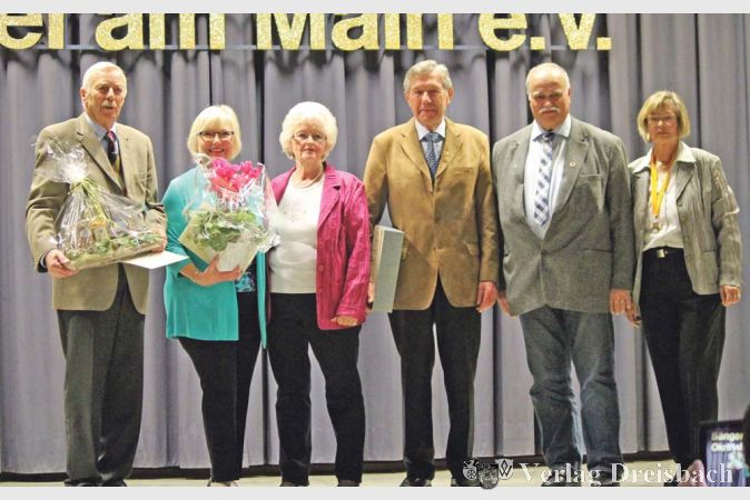 Geehrte und Ehrende beim Adventsnachmittag der Okrifteler S&auml;nger: (von links) Willi Kilb (65 Jahre aktiv), Brigitte Hacker (25 Jahre aktiv), Vorsitzende Helgard Ritter, Herbert Grill (40 Jahre aktiv), Hans-Joachim Schmidt vom S&auml;ngerkreis Main-Taunus und die Zweite Vorsitzende der Okrifteler S&auml;nger, Renate Hartmann.
(Fotos: A. Kreusch)