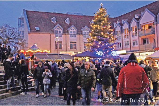 Rund um den sch&ouml;nen gro&szlig;en Weihnachtsbaum auf dem Hattersheimer Marktplatz bot sich mit abendlicher weihnachtlicher Beleuchtung ein sch&ouml;nes Bild vom Hattersheimer Weihnachtsmarkt.
(Fotos: A. Kreusch)