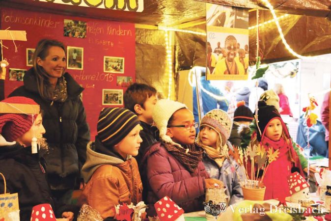 Die Kinder der Robinson-Schule hatten gro&szlig;en Spa&szlig; dabei, auf dem Hattersheimer Weihnachtsmarkt die von ihnen gebastelten und gebackenen Sachen zugunsten des Mother-Mercy-Home in Nairobi zu verkaufen.