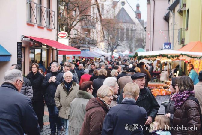 Am dritten Adventssonntagnachmittag war offenbar ganz Hattersheim auf den Beinen &ndash; alle schlenderten gerne &uuml;ber den Weihnachtsmarkt.