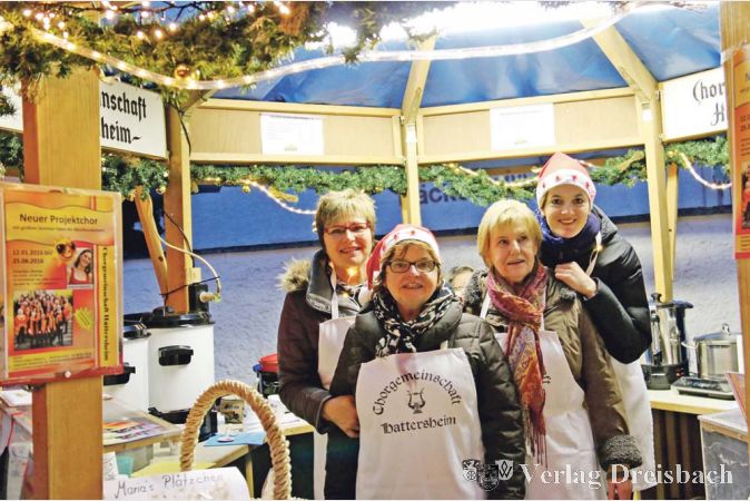 Die Damen der Hattersheimer Chorgemeinschaft nutzten den Weihnachtsmarkt nicht nur dazu, mit Gl&uuml;hwein, &bdquo;Maria&#39;s Pl&auml;tzchen&ldquo; und anderen wohlschmeckenden Leckereien ihre Vereinskasse etwas aufzubessern, sie machten auch gerne auf den neuen Projektchor des Vereins aufmerksam, der am 12. Januar startet.