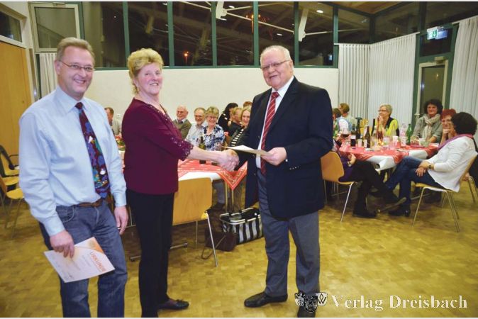 Zum 25. Mal legte Kamilla Desch die Pr&uuml;fung des Deutschen Tanzsportabzeichens in Gold ab. Sie erhielt die Ehrung von Anton David. Hartmut Schmidt wurde zudem f&uuml;r 10-j&auml;hrige Vereinstreue geehrt.
(Foto: R. D&ouml;rh&ouml;fer)