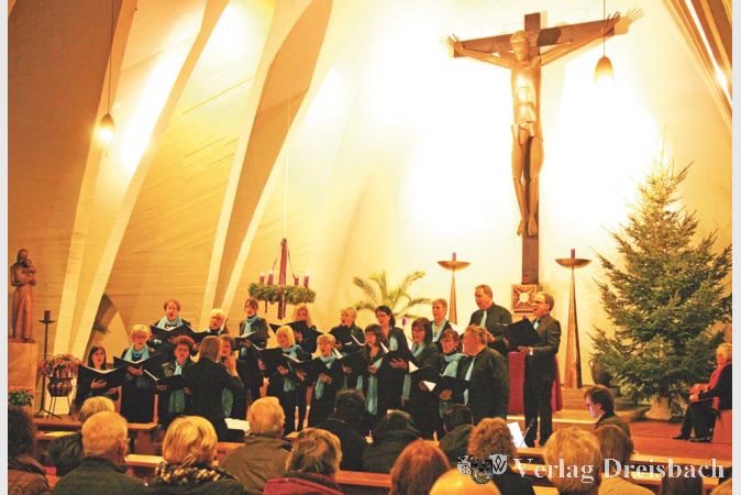 Die Happy Voices f&uuml;hrten die Zuh&ouml;rer mit ihrer Liedauswahl weihnachtlicher Weisen um die halbe Welt.
(gus/Fotos: Steinacker)