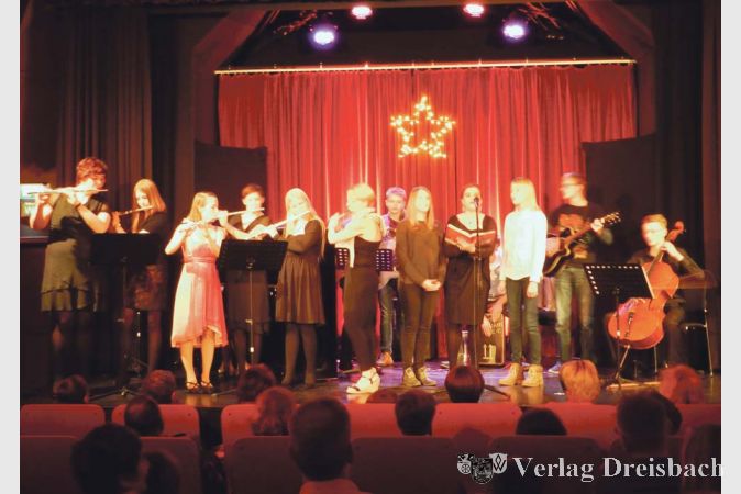 Das &bdquo;Winter-Wonderland&ldquo; pr&auml;sentierten die Dozentinnen und Dozenten der Musikschule Mainspitze mit Sch&uuml;lerunterst&uuml;tzung in den Burglichtspielen.
(Foto: privat)