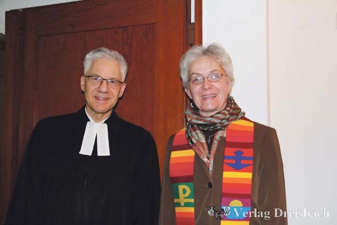 Diakonin Elke Lentz gestaltete den Taiz&eacute;-Abschiedsgottesdienst f&uuml;r Pfarrer Ulrich Matthei.
(Fotos: A. Kreusch)